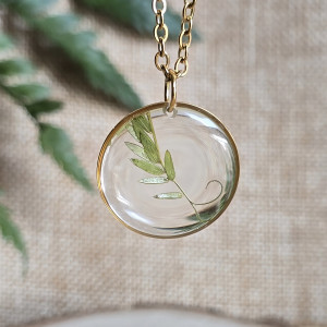 Zawieszka z kwiatami rośliny w żywicy naturalna biżuteria