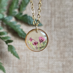 Zawieszka z rośliną różowy medalion