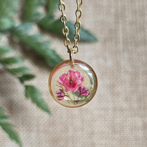 Zawieszka z rośliną różowy medalion wisiorek złoty