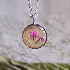 Zawieszka z różowymi kwiatami i brokatem