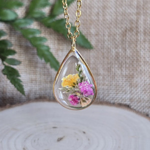 Zawieszka z suszonymi kwiatami łezka różowa żółta żywica