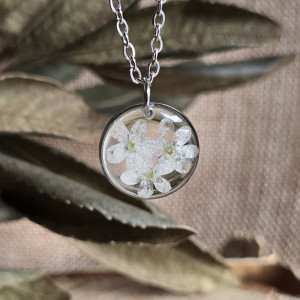 Zawieszka z unikatowymi białymi niezapominajkami