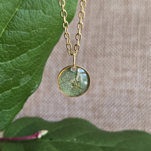 Zawieszka z zielonym brokatem kwiatem