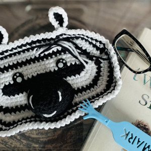 Zebra Zdzisiek - Szydełkowa podstawka na okulary