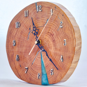 Zegar dębowy z żywicą epoksydową niebieską AA3