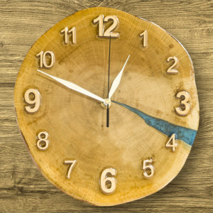 Zegar dębowy - żywica epoksydowa niebieska P1