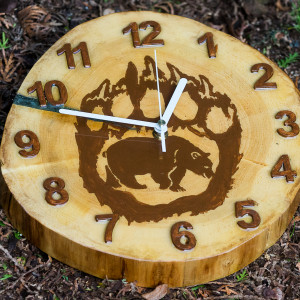 Zegar drewniany Niedźwiedź z żywicą epoksy szarą