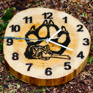 Zegar drewniany Wilk z żywicą epoksydową szarą