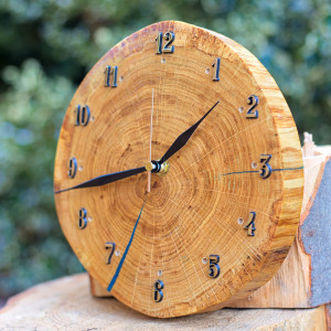 Zegar drewniany z niebieską żywicą wiszący BB9