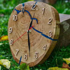 Zegar drewniany z żywicą epoksydową A01