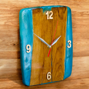 Zegar skąpany w niebieskiej żywicy - żywica epoksy