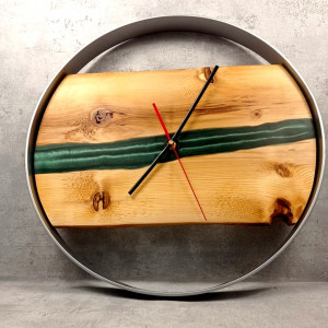 Zegar w stalowej ramie z żywicą