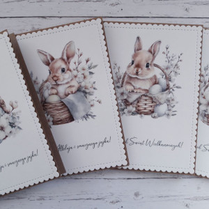 Zestaw 4 kartek wielkanocnych z życzeniami „Króliczki w koszyczkach”