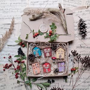 Zestaw 6 kolorowych domków do powieszenia no 1