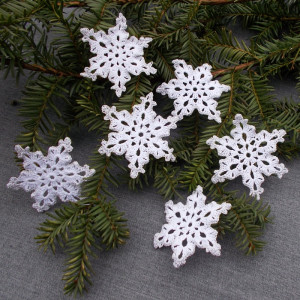 Zestaw bialo srebrnych śnieżynek na choinkę 6szt
