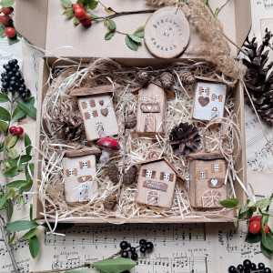 Zestaw jasnych  domków do powieszenia no 1