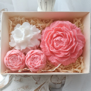 Zestaw mydeł kwiatowych.