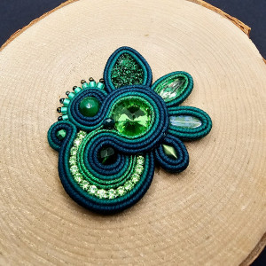 Zielona broszka sutasz.