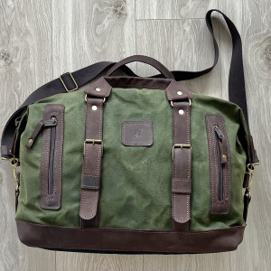 Zielona torba podróżna z bawełny woskowanej i skóry w stylu Vintage.