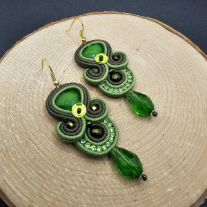 Zielone kolczyki sutasz z kryształkami.