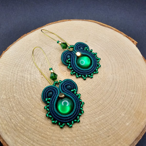 Zielone wiszące kolczyki sutasz.