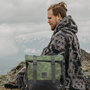 Zielono-brązowy plecak z baeełny i skóry na dwie klamry.