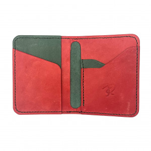 Zielono-czerwony portfel ręcznie uszyty ze skóry garbowanej roślinnie.