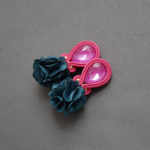 zielono-fuksjowe kolczyki / klipsy sutasz z kwiatkiem