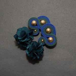 zielono-niebieskie kolczyki / klipsy sutasz z kwiatkiem