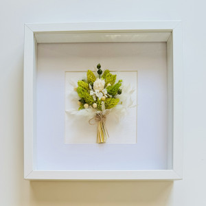 Zielony bukiecik suszonych kwiatów w białej ramce