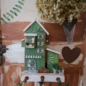 Zielony  domek wieszak na klucze