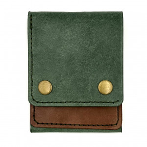 Zielony portfel skórzany ręcznie uszyty na karty.