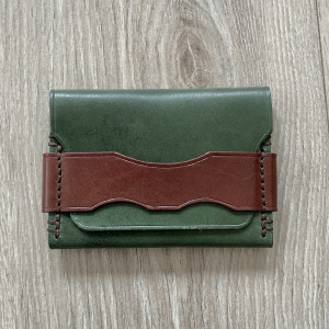Zielony portfel ze skóry ręcznie uszyty.