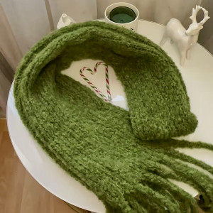 Zielony puszysty, długi szalik z frędzlami-naturalna wełna