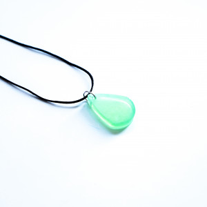 Zielony wisiorek łezka świecący w ciemności i UV 2,5 cm handmade jasny