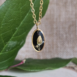 Złota mała zawieszka z kwiatem czarna