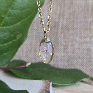 Złota mała zawieszka z różowym kwiatem