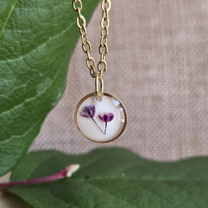 Złota mała zawieszka z różowymi kwiatami