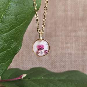 Złota mała zawieszka z różowymi kwiatami gipsówka