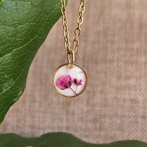 Złota mała zawieszka z różowymi kwiatami gipsówka żywica