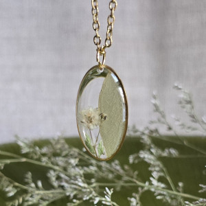 Złota zawieszka jajowata gipsówka prawdziwe kwiaty