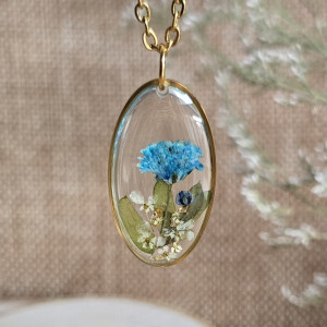 Złota zawieszka jajowata kwiaty w żywicy niebieskie