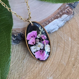 Złota zawieszka jajowata kwiaty w żywicy róż czarna