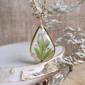 Złota zawieszka listki kwiaty żywica