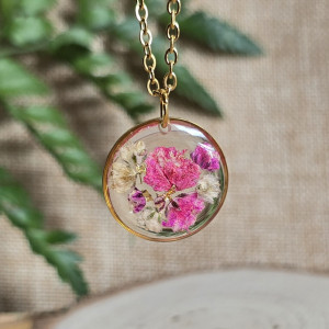 Złota zawieszka z fioletową gipsówką wisiorek roślinny