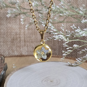 Złota zawieszka z niezapominajką