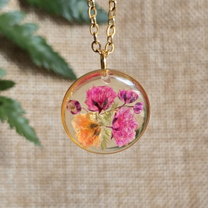 Złota zawieszka z różową gipsówką wisiorek kwiat