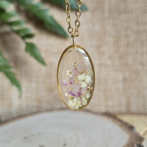 Złota zawieszka z różowymi kwiatami