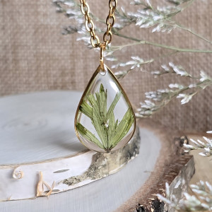 Złota zawieszka złoty listkami