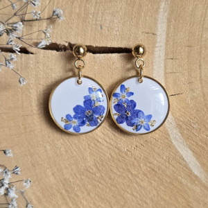 Złote kolczyki z kwiatami niezapominajkami